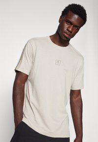 Champion CREWNECK SMALL LOGO - T-shirts print - beige