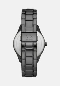 Schwarzmetall-Armbanduhr mit einem Gliederdesign, das ein rundes Gehäuse und ein graviertes Logo auf der Schließe umfasst. Minimalistisches Zifferblatt.