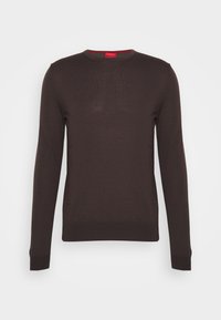 Pull col rond marron foncé à manches longues, poignets et ourlet côtelés, confectionné dans un tissu tricoté lisse. Marque rouge visible à l'intérieur du col.