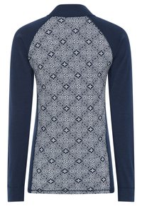 Langærmet skjorte med en marineblå front og en mønstret lyseblå bagside med geometriske designs i diamantformer.