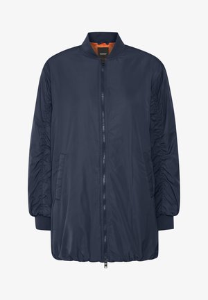 Tengerészeti bombázó dzseki cipzárral, rugalmas mandzsettákkal és oldalsó zsebekkel. Simaságú anyagból készült, az ujjakon összegyűrt részletekkel.