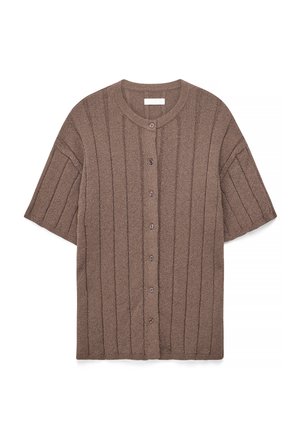 Krátky hnedý zapínací sveter na gombíky s vertikálnou rebrovanou pletenou textúrou a okrúhlym výstrihom, položený na bielom pozadí.