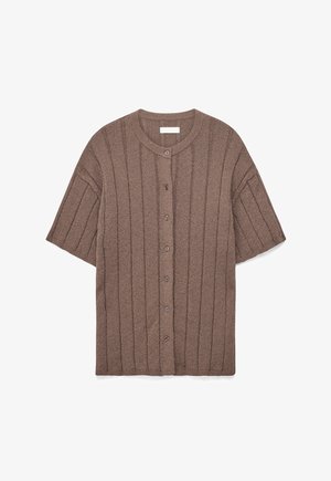 Krátky hnedý zapínací sveter na gombíky s vertikálnou rebrovanou pletenou textúrou a okrúhlym výstrihom, položený na bielom pozadí.