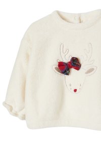 Weißer Plüschpullover mit einem Rentierdesign, das gestickte Geweih und eine rot-blau karierte Schleife auf der Stirn zeigt. Rundhalsausschnitt, kurze Ärmel.