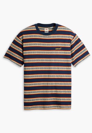 Rævnet T-shirt med korte ærmer i marineblå, creme og rød; har geometrisk mønster, rund hals og broderet gult logo på brystet.