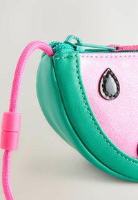 Borsa rosa e verde realizzata in ecopelle con finitura glitterata. Presenta un accento a goccia nera e un tirante rosa con un cordino.