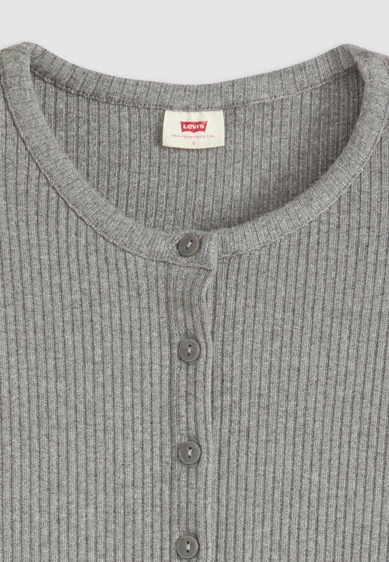 Grauer gerippter Cardigan mit rundem Ausschnitt, fünf passenden Knöpfen und einem hängenden Levi's-Label mit der Größe 'S'.