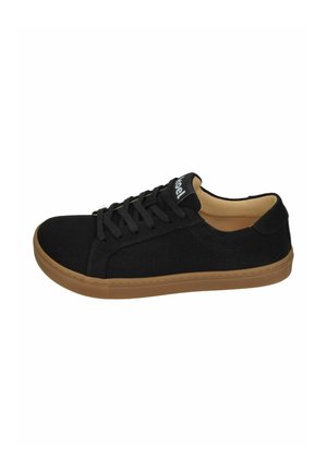 Schwarzer Sneaker mit niedriger Schnittkante, brauner Gummisohle, schwarzen Schnürsenkeln und beigem Innenfutter, von der Außenseite gezeigt.