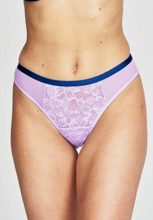 Lavendel kant slip met een doorzichtig bloemmotief, een marineblauwe tailleband en een glad, rekbaar materiaal voor comfort.