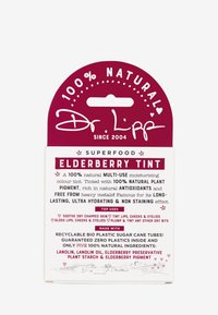 Förpackningen för Fläderbärs-tinta har en mörkröd bakgrund med vit text och grafik. Designen inkluderar ett hänghål, en detaljerad produktbeskrivning och en anteckning om återvinningsbart material.