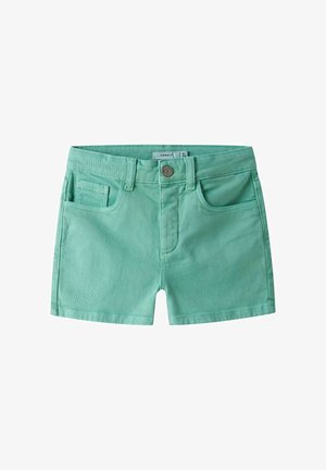 Pantalones cortos de algodón verde menta con botón y cremallera delanteros, trabillas para cinturón y tres bolsillos delanteros.