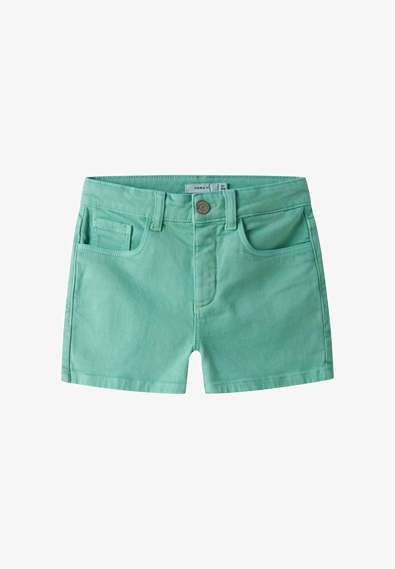 Short en coton vert menthe avec bouton et fermeture éclair à l'avant, passants pour ceinture et trois poches avant.