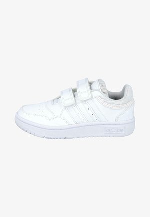 Zapatilla deportiva blanca con una parte superior sintética lisa, acentos de malla, dos correas de velcro y una suela de goma plana. Presenta perforaciones y tres franjas.