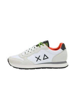 Biały i jasnoszary sneaker z czarnymi symbolami X i trójkąta, zielono-białymi sznurowadłami, czarnym obcasem i pomarańczową podszewką, widok z boku.