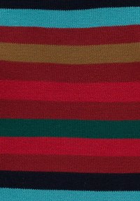 Strickstoff mit horizontalen Streifen in Rot, Blau, Grün, Braun und Marineblau. Die Textur ist weich und hat ein einheitliches, dicht gewebtes Muster.
