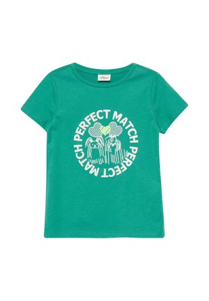 Zielona koszulka z krótkim rękawem z białym nadrukiem dwóch psów trzymających rakiety tenisowe oraz napisem "PERFECT MATCH" okalającym je.