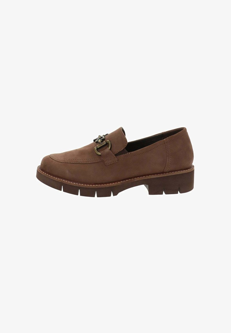 Mocassino in suede marrone con punta tonda, una fibbia decorativa in metallo e una suola spessa e testurizzata. Presenta cuciture a contrasto lungo il bordo.