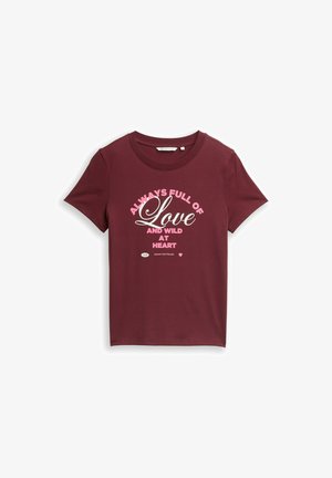 Bordowa koszulka z krótkim rękawem z różowym i białym tekstem: "Zawsze pełna miłości i dzika z natury", poniżej mały symbol serca.