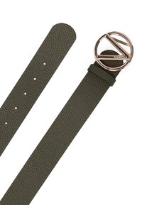 Olivgrüner Ledergürtel mit texturiertem Finish, ausgestattet mit einer metallischen, kreisförmigen Schnalle in Roségold mit einem abstrakten Design.