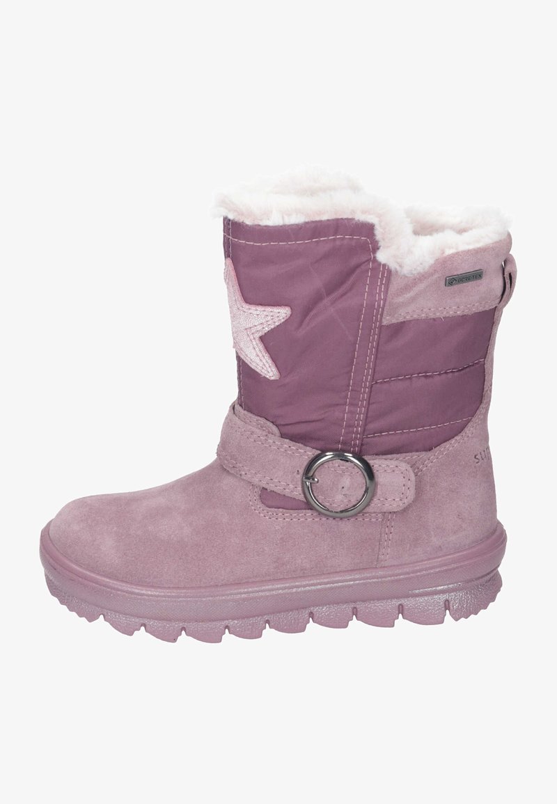 Lila Schneestiefel mit einem weichen, fellartigen Schaft, aus Wildleder, mit Sternakzent und einer runden Schnalle auf einer strukturierten Sohle.