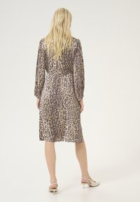 Rochie cu imprimeu leopard dintr-un material ușor, cu mâneci lungi, talie ajustată și întreaga lungime până la genunchi. Purtați cu sandale cu toc.