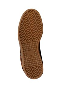 Semelle de chaussure en caoutchouc avec un motif de traction ondulé, de couleur marron. Surface texturée avec un accent rectangulaire près du talon.