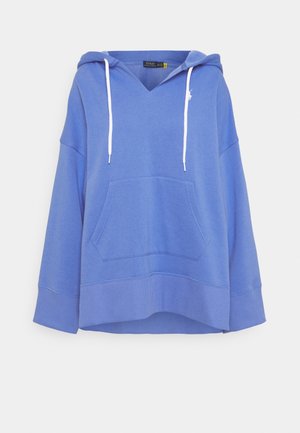 Blauwe hoodie met witte trekkoorden, kangoeroezak, geribbelde manchetten en zoom, en een klein wit geborduurd logo op de borst.