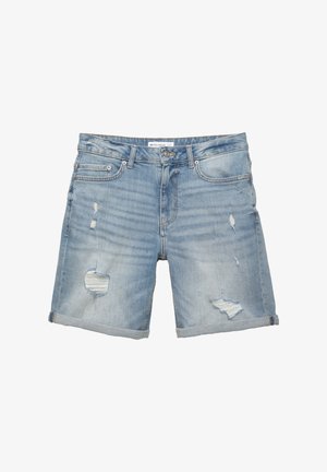 Ljust blå denimshorts med slitna lappar, uppvikt fåll, fem fickor och knappstängning. Slät textur med blekningsdetaljer.