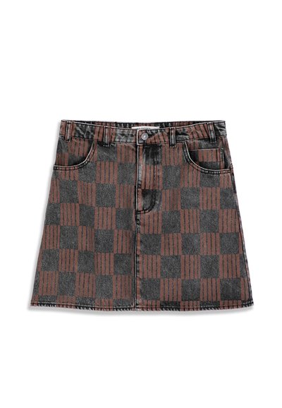 Mini-jupe en denim avec motif damier marron et noir, poches avant, passants de ceinture et fermeture par boutons.