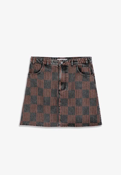 Mini-jupe en denim avec motif damier marron et noir, poches avant, passants de ceinture et fermeture par boutons.