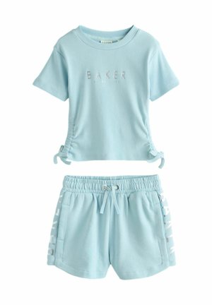 Lyseblå, ribbet kortærmet top med sidesnore og matchende elastiske shorts med snøre og sidetekst detaljer.