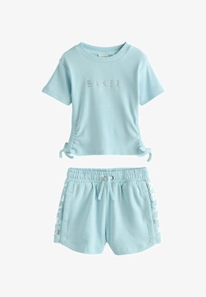 Hellblaues geripptes Kurzarm-Top mit Seitenschnüren und passenden elastischen Shorts mit Tunnelzug und seitlicher Textverzierung.