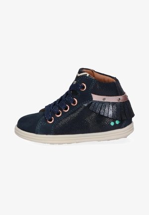 Zapatilla alta de marina con parte superior de ante, detalles de malla, acentos en rosa dorado y puntos verdes. Presenta un diseño con flecos y suela de goma.