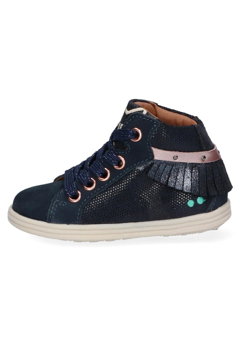 Granatowe buty typu high-top z zamszowej cholewki, siateczkowymi detalami, różowozłotymi akcentami i zielonymi kropkami. Posiadają frędzlowy wzór i gumową podeszwę.