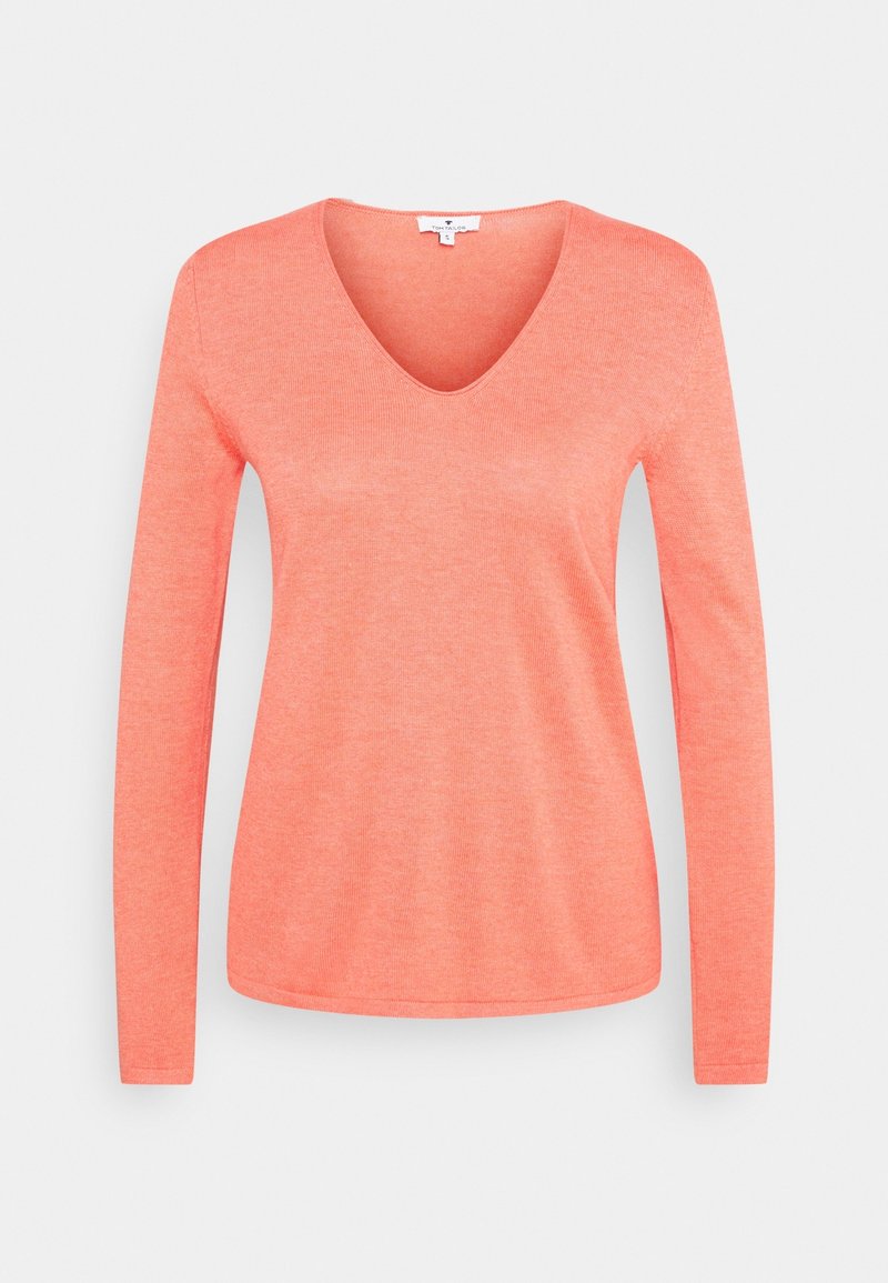 Pull pour femme à manches longues de couleur corail avec un col en V et une texture en maille douce et légère, présenté sur un fond uni.