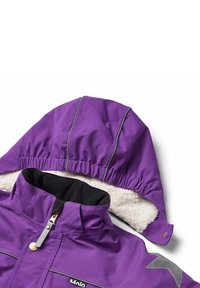 Paarse winterjas met een nep-fur voering, hoge kraag en afneembare capuchon. Bevat reflecterende accenten en een rits aan de voorkant.