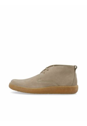Beige ruskindsankelstøvler med rund tå, minimal snøring og en gummisål med en tekstureret, gummifarvet finish.