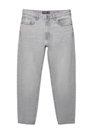 Jeans in denim grigio chiaro con taglio dritto, cinque tasche e cuciture visibili. Presentano un bottone metallico e zip.
