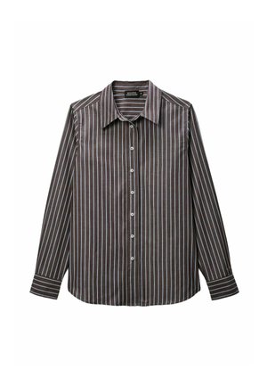 Chemise à manches longues en tissu marron foncé avec des rayures verticales blanches et bleu clair. Dotée d'un col classique et d'une fermeture à boutons sur le devant.
