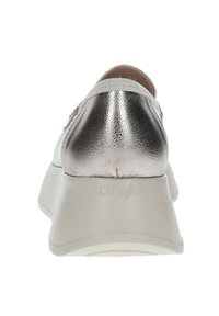Sneaker in pelle argento metallico con retro texturizzato, branding discreto sul tallone e suola chunky di colore chiaro.