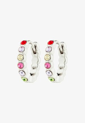 Pendientes de aro plateados con piedras de vidrio redondas y coloridas en rojo, rosa, morado, amarillo y verde, dispuestas en un diseño festoneado.