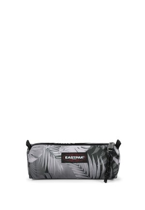 Estuche cilíndrico para lápices con patrón de hojas tropicales negras y grises y parche con el logo de Eastpak en el frente, cierre superior con cremallera y tirador.