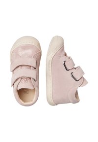 Scarpe in suede rosa chiaro con due cinturini in Velcro regolabili, punta rotonda e suole in gomma con un motivo di presa testurizzato.
