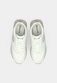 Baskets blanches avec une tige en cuir lisse, des accents gris, un bout arrondi, une semelle en caoutchouc épaisse, des lacets et un logo sur la semelle intérieure.