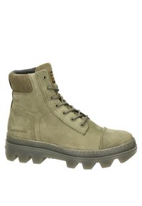 Botas altas de ante verde con un acabado texturizado, diseño con cordones, cuello acolchado y una suela de goma rugosa y estampada. Branding de G-Star RAW visible.