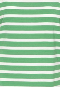 Zöld és fehér vízszintes csíkok szöveten, egyenletesen elosztva és az egész felületen egységes szélességűek.