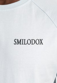 Smilodox Printtipaita - hellblau