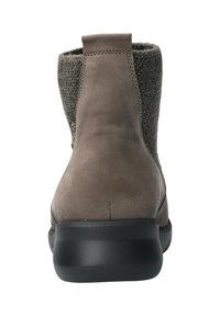 Bottes chevilles en daim marron avec un panneau en tricot texturé, bout rond et semelle en caoutchouc noir basse. Présente un détail de couture à l'arrière.