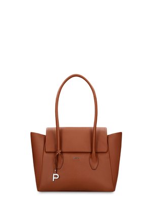 Sac à main en cuir marron avec longues anses, fermeture à rabat et breloque argentée en forme de "P" suspendue à une anse.