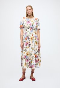 Midi-jurk met bloemenprint van lichte stof, voorzien van korte mouwen, een ronde hals, een geplooide taille en levendige veelkleurige bloemenpatronen.